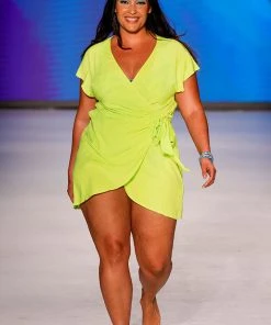 CUPSHE Love Los Angeles Self-Tie Wrap Plus Size Mini Dress