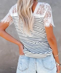 CUPSHE Feray V-neck Contrast Lace Tops