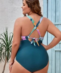 CUPSHE Plus Size Lanirescert Molded Twist Front One Piece Swimsuit