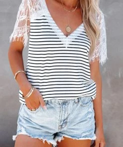 CUPSHE Feray V-neck Contrast Lace Tops