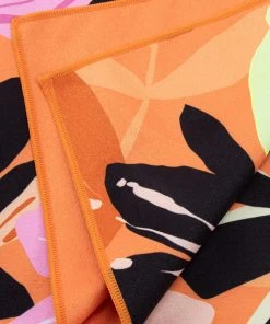 CUPSHE Tiki Bar Floral And Leafy Beach Blanket