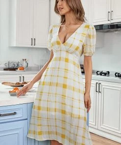 CUPSHE Aleena Plaid V Neck Dress