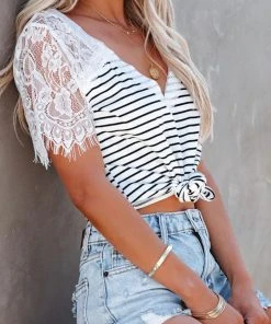 CUPSHE Feray V-neck Contrast Lace Tops