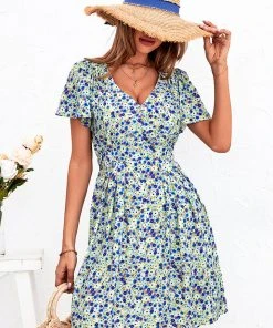 CUPSHE Thalia V-neck Bell Sleeve Mid Length A-Shape Dress